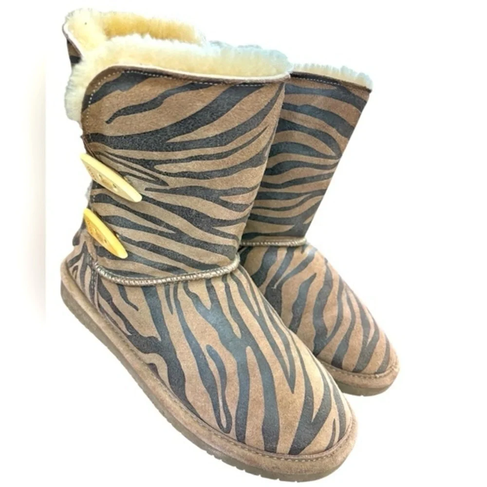 BEARPAW STRIPED LEATHER BOOTS, SIZE 7